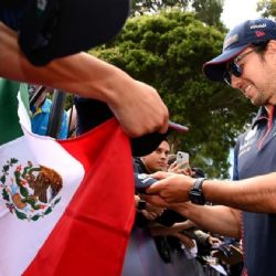 'Checo' Pérez evitaría ser despedido de Red Bull por ser mexicano