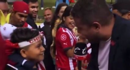 Caliente TV: Reportero molesta a niño aficionado de Chivas por su playera 'pirata' (VIDEO)