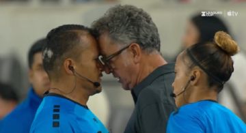 'Profe' Osorio agrede al abanderado y explota vs el arbitraje de la Leagues Cup (VIDEO)
