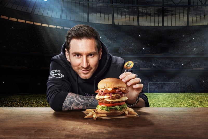 Lionel Messi junto a la hamburguesa que lleva su nombre - Cortesía: Hard Rock Café 