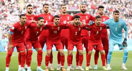 Portero de Irán abandona el partido vs Inglaterra tras choque de cabezas con compañero