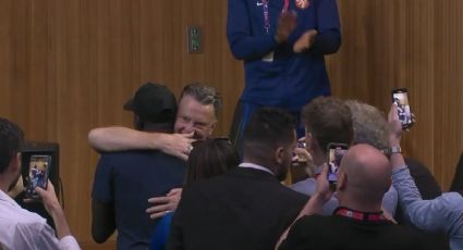 VIDEO: Van Gaal abraza a reportero en rueda de prensa y se vuelve viral