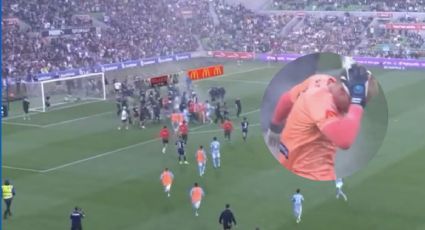 VIDEO: La batalla campal entre aficionados en el Clásico de Melbourne; agredieron con botes de cal