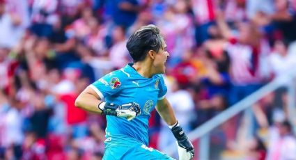 Raúl Gudiño felicita a Blanca Félix por sus atajadas en la Final de la Liga MX Femenil