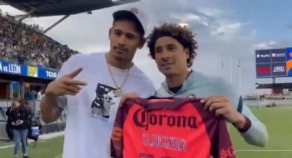 “Soy tigre”, dice Juan Toscano al recibir jersey del América por parte de Memo Ochoa