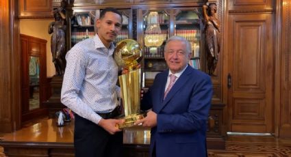 AMLO presume visita del basquetbolista Juan Toscano en Palacio Nacional