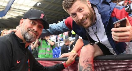 Fan del Liverpool le pide a Jürgen Klopp le firme la pierna para tatuársela | VIDEO
