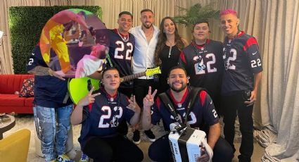 Captan a Héctor Herrera bebiendo con el vocalista de Grupo Firme en concierto