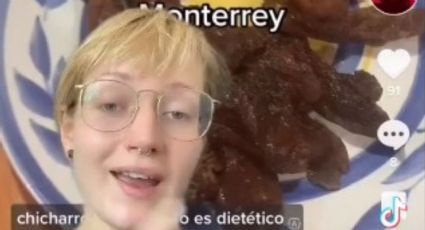 ¡Qué loco! Joven extranjera se sorprende al ver que en Monterrey comen chicharrón con tortillas