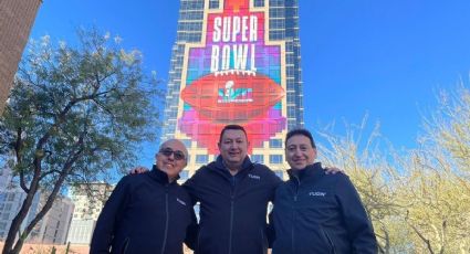 Foto: ¡Con esos amigos! Enrique Burak trolea a Toño de Valdés durante la cobertura del Super Bowl