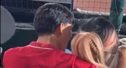 ¡En su propia cara! Captan a mujer siendo infiel a su novio en pleno partido de beisbol (VIDEO)