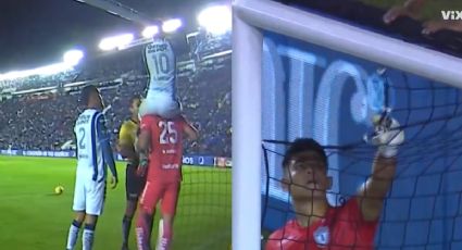 ¿Remodelado? Jugadores de Pachuca arreglan portería del Estadio Azul en pleno partido