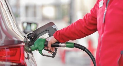 ¿Por qué no debes seguir echando gasolina a tu coche tras botar la manguera?