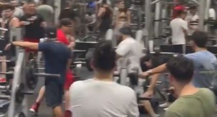 Hombres protagonizan brutal pelea al interior de un gimnasio (VIDEO)
